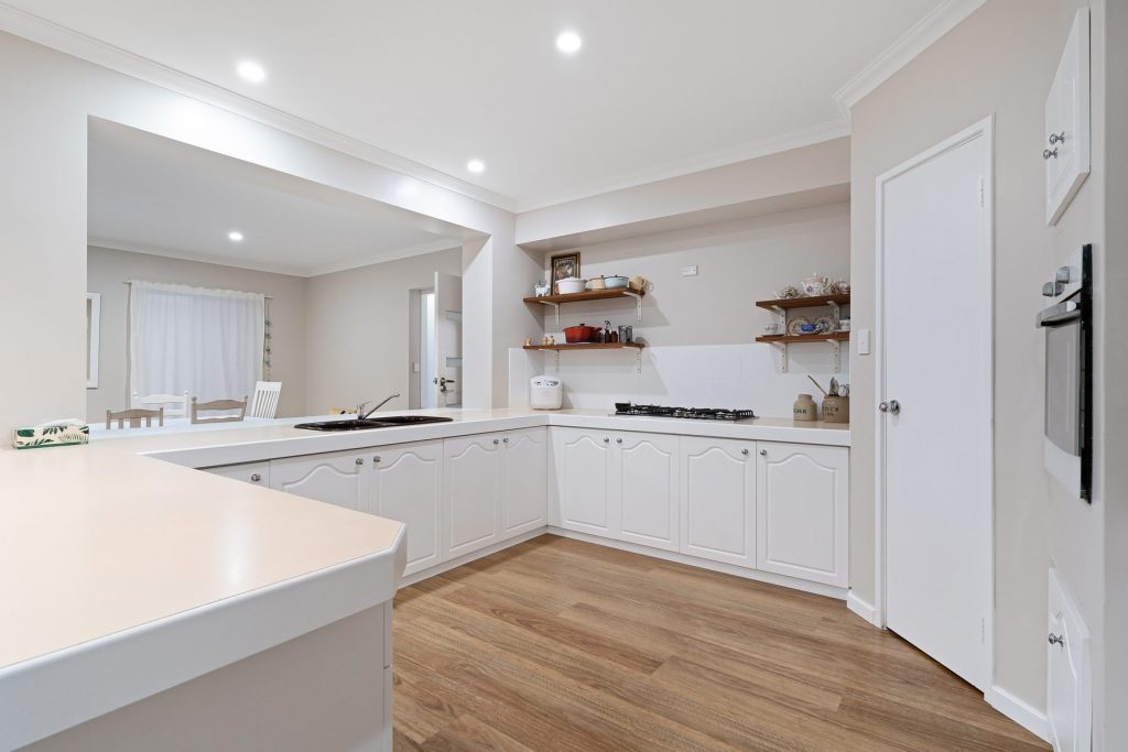 Cuisine blanche et parquet en chêne