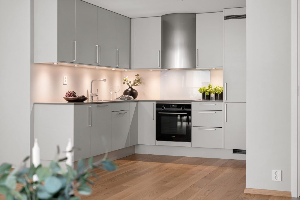 Cuisine grise avec parquet en chêne