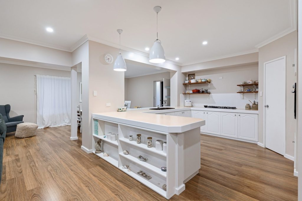 Cuisine avec îlot central posée sur parquet