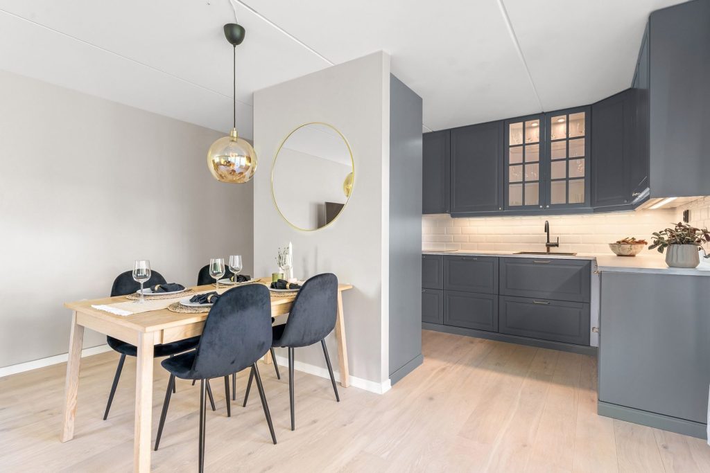 Cuisine ouverte et coin repas sur parquet clair