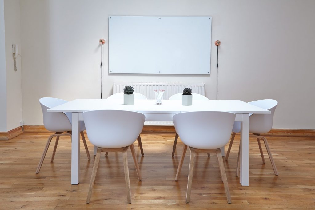 Salle de réunion avec parquet en chêne