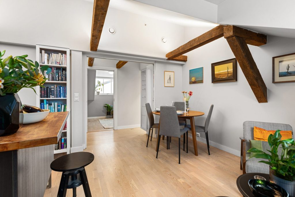 Séjour avec poutres apparentes et parquet clair